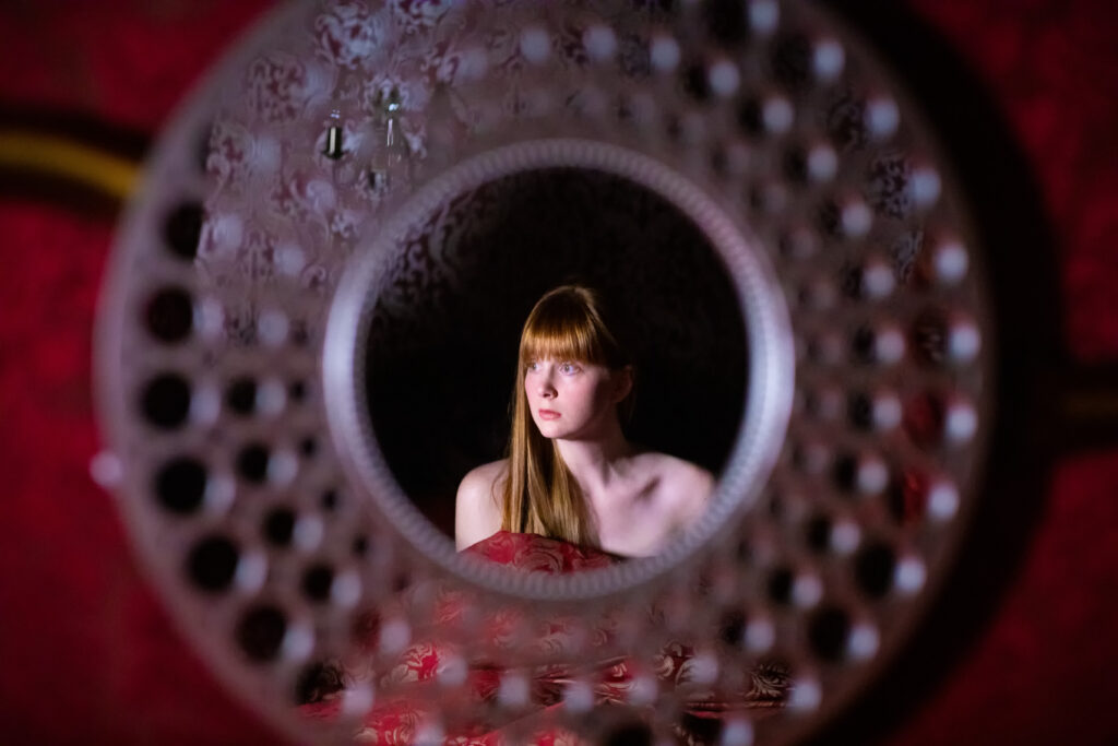 alice looking1 Alice, Through the Looking: À la recherche d’un lapin perdu